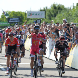 Everything about the Aerowave Corsa looks fast from the short headtube to the bold livery.